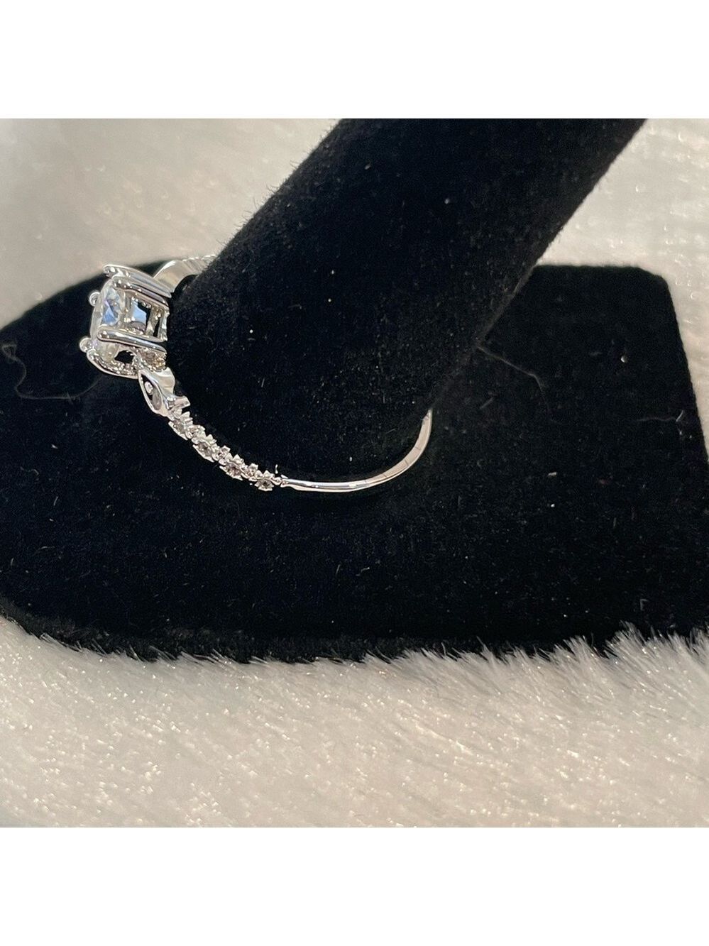 Woman’s 1.0 ct size 10 Moissanite ring - Picture 4 of 8